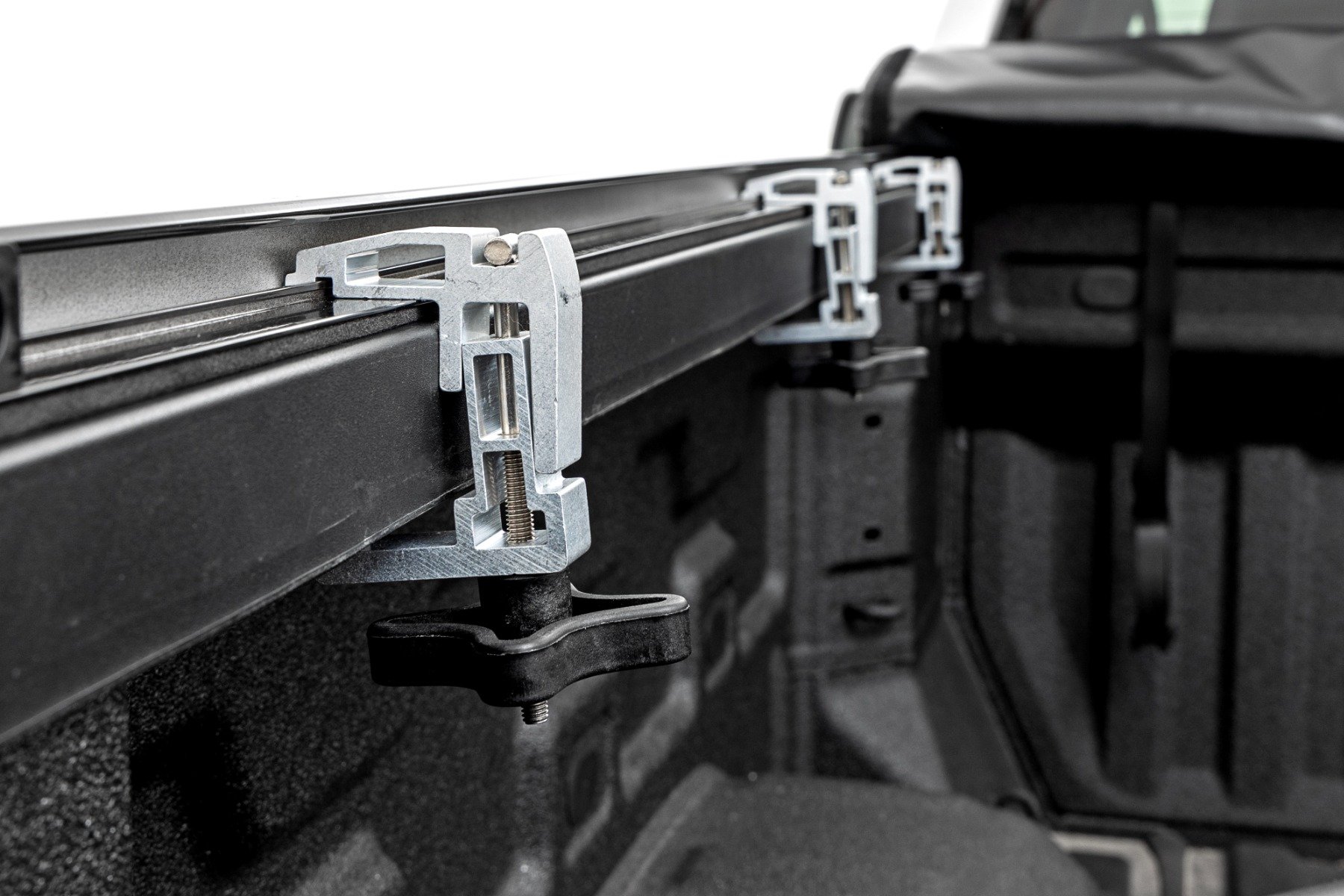 Weiche Ladeflächenabdeckung zum Aufrollen | 5'10 Zoll Ladefläche | Chevy/GMC Sierra 1500 (19–26)/Silverado 1500 (19–26) — Bild 3