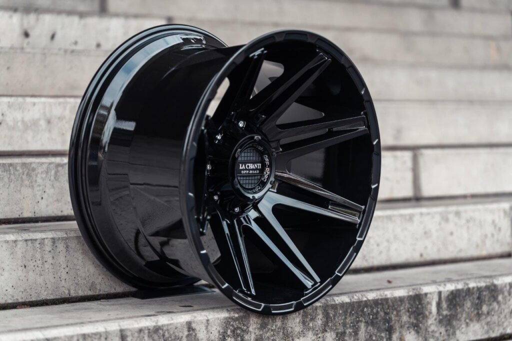 La Chanti OF19 | Glossy Black · 12J×20" · ET-25 | 6x135 / 6x139.7 — Bild 2