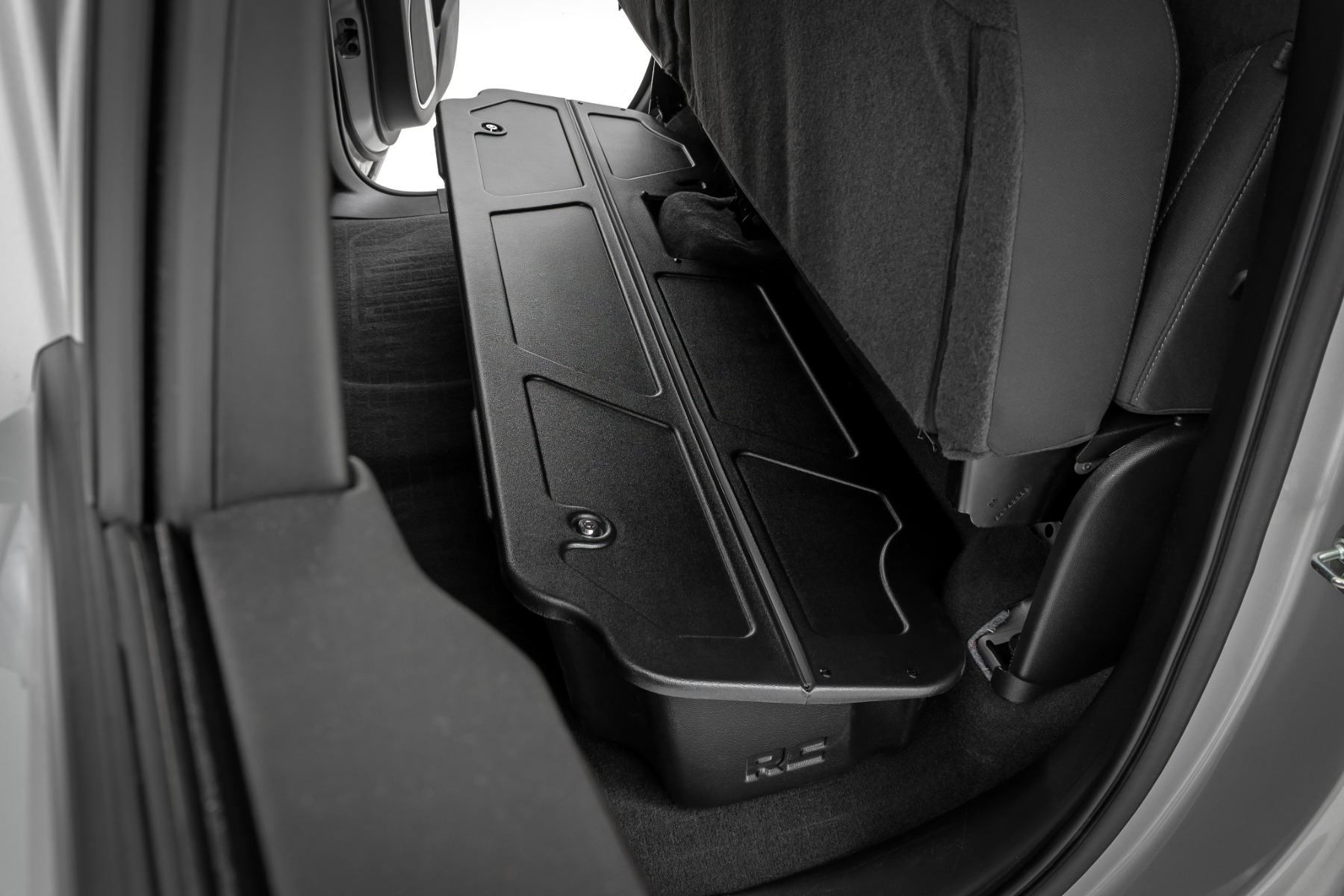 Stauraum unter dem Sitz mit abschließbarem Deckel | Doppelkabine | Chevy/GMC 1500/2500HD/3500HD (2019–2026) — Bild 4