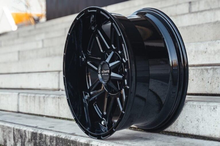 La Chanti OF1 | Glossy Black · 10J×20" · ET-12 | 6x135 / 6x139.7 — Bild 3